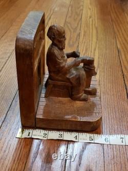 Art populaire en bois rare, cordonnier sculpté à la main par André Bourgault, signé