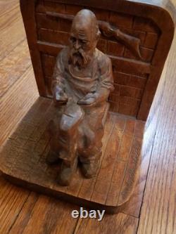 Art populaire en bois rare, cordonnier sculpté à la main par André Bourgault, signé