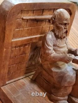 Art populaire en bois rare, cordonnier sculpté à la main par André Bourgault, signé