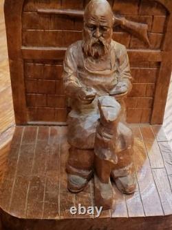 Art populaire en bois rare, cordonnier sculpté à la main par André Bourgault, signé