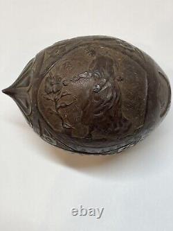 Art populaire en bois sculpté de marin en noix de coco, banque à poissons coloniale britannique géorgienne antique