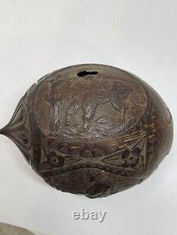 Art populaire en bois sculpté de marin en noix de coco, banque à poissons coloniale britannique géorgienne antique