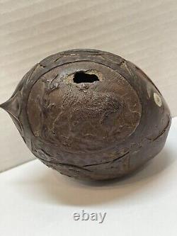 Art populaire en bois sculpté de marin en noix de coco, banque à poissons coloniale britannique géorgienne antique