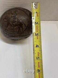 Art populaire en bois sculpté de marin en noix de coco, banque à poissons coloniale britannique géorgienne antique