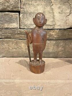 Art populaire indien ancien - Statue en bois sculpté d'un homme avec un couteau dans un fourreau, 5 sur 50