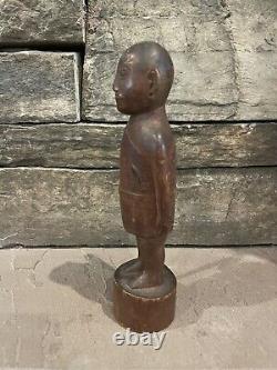 Art populaire indien ancien - Statue en bois sculpté d'un homme avec un couteau dans un fourreau, 5 sur 50