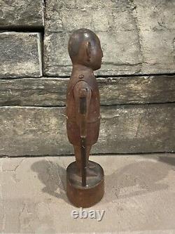 Art populaire indien ancien - Statue en bois sculpté d'un homme avec un couteau dans un fourreau, 5 sur 50