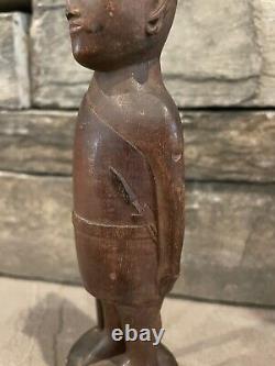 Art populaire indien ancien - Statue en bois sculpté d'un homme avec un couteau dans un fourreau, 5 sur 50