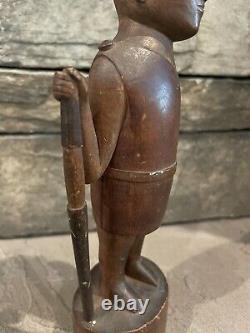 Art populaire indien ancien - Statue en bois sculpté d'un homme avec un couteau dans un fourreau, 5 sur 50