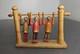 Art Populaire Japonais Vintage Style Kokeshi 3 Poupées Sur Une Balançoire 5x3.5 Sculptées à La Main