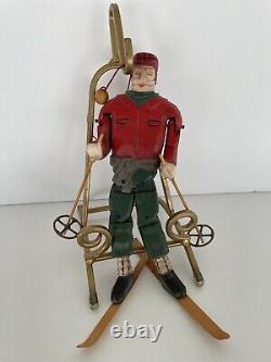 Art populaire : marionnette de skieur sculptée à la main dans le style des figurines de ski des Alpes dans un lodge d'hiver.