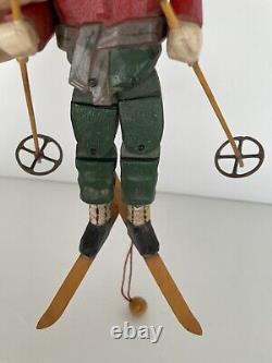 Art populaire : marionnette de skieur sculptée à la main dans le style des figurines de ski des Alpes dans un lodge d'hiver.