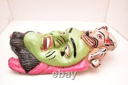 Art populaire mexicain antique : Masque de danse en bois sculpté représentant un homme barbu avec une chauve-souris.
