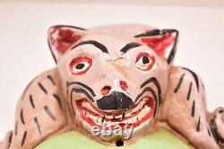 Art populaire mexicain antique : Masque de danse en bois sculpté représentant un homme barbu avec une chauve-souris.