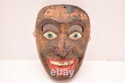 Art populaire mexicain antique : masque de danse en bois sculpté représentant un bouffon souriant hombre guerrier de Guerrero.