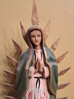 Art populaire mexicain vintage Santos en bois sculpté de Guadalupe, Vierge catholique religieuse