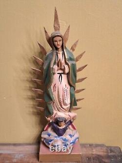 Art populaire mexicain vintage Santos en bois sculpté de Guadalupe, Vierge catholique religieuse