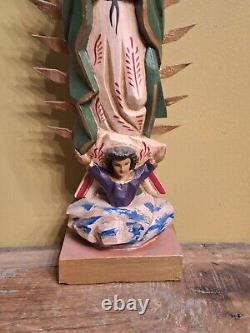 Art populaire mexicain vintage Santos en bois sculpté de Guadalupe, Vierge catholique religieuse