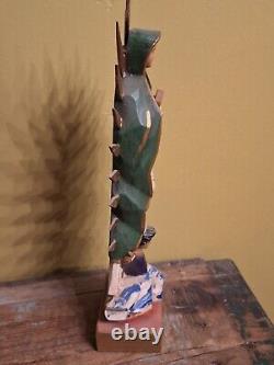 Art populaire mexicain vintage Santos en bois sculpté de Guadalupe, Vierge catholique religieuse