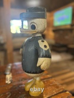 Art populaire primitif sculpture sur bois. Canard. Peint ancien.