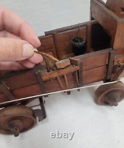 Art populaire primitive : Bœufs en bois sculptés à la main et chariot ancien mobile