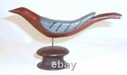 Art populaire sculpté du 20ème siècle, oiseau peint en polychromie monté sur un bouton tourné