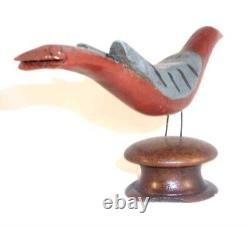 Art populaire sculpté et peint en polychrome, représentant un oiseau, monté sur un bouton tourné - PA, XXe siècle.