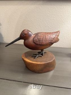 Art populaire signé : oiseau en bois de cerisier sculpté des années 20e à 30e sur support vintage