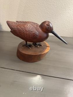 Art populaire signé : oiseau en bois de cerisier sculpté des années 20e à 30e sur support vintage