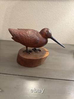 Art populaire signé : oiseau en bois de cerisier sculpté des années 20e à 30e sur support vintage