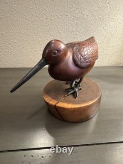 Art populaire signé : oiseau en bois de cerisier sculpté des années 20e à 30e sur support vintage