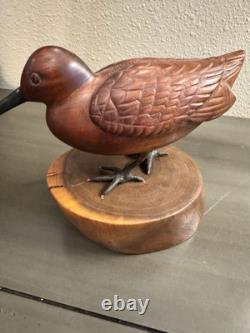Art populaire signé : oiseau en bois de cerisier sculpté des années 20e à 30e sur support vintage
