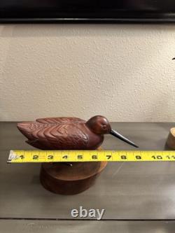 Art populaire signé : oiseau en bois de cerisier sculpté des années 20e à 30e sur support vintage