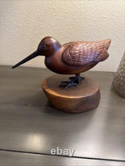 Art populaire signé : oiseau en bois de cerisier sculpté des années 20e à 30e sur support vintage