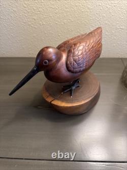 Art populaire signé : oiseau en bois de cerisier sculpté des années 20e à 30e sur support vintage