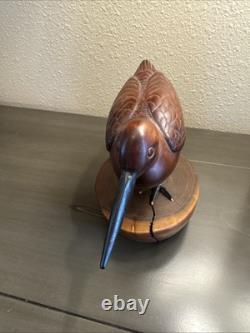 Art populaire signé : oiseau en bois de cerisier sculpté des années 20e à 30e sur support vintage