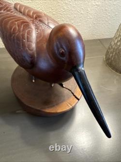 Art populaire signé : oiseau en bois de cerisier sculpté des années 20e à 30e sur support vintage