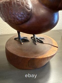 Art populaire signé : oiseau en bois de cerisier sculpté des années 20e à 30e sur support vintage
