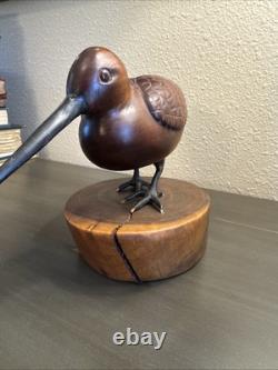 Art populaire signé : oiseau en bois de cerisier sculpté des années 20e à 30e sur support vintage