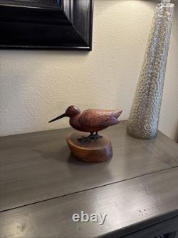 Art populaire signé : oiseau en bois de cerisier sculpté des années 20e à 30e sur support vintage