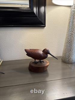 Art populaire signé : oiseau en bois de cerisier sculpté des années 20e à 30e sur support vintage