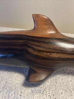 Art populaire vintage en bois dur sculpté à la main représentant un requin-marteau et des requins de récif