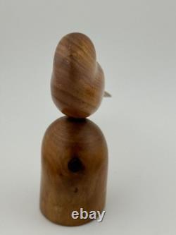 Art populaire vintage sculpté en bois de butternut signé Evelyn E Yonkin