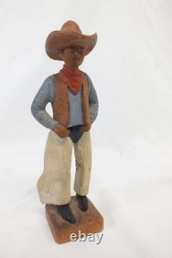 Art populaire western de l'ère Donshea : cowboy vintage sculpté et peint avec chaps et gilet