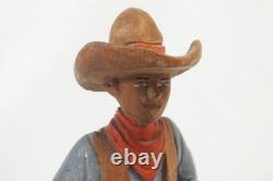 Art populaire western de l'ère Donshea : cowboy vintage sculpté et peint avec chaps et gilet Art populaire western de l'ère Donshea : cowboy vintage sculpté et peint avec chaps et gilet