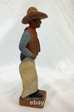 Art populaire western de l'ère Donshea : cowboy vintage sculpté et peint avec chaps et gilet
