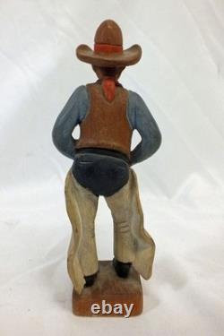 Art populaire western de l'ère Donshea : cowboy vintage sculpté et peint avec chaps et gilet