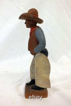 Art populaire western de l'ère Donshea : cowboy vintage sculpté et peint avec chaps et gilet