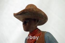 Art populaire western de l'ère Donshea : cowboy vintage sculpté et peint avec chaps et gilet