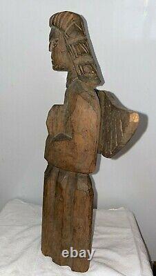 Artisanat populaire étranger - Ange en bois sculpté en colère, mesurant 15 pouces de haut avec des ailes, une seule pièce de bois.